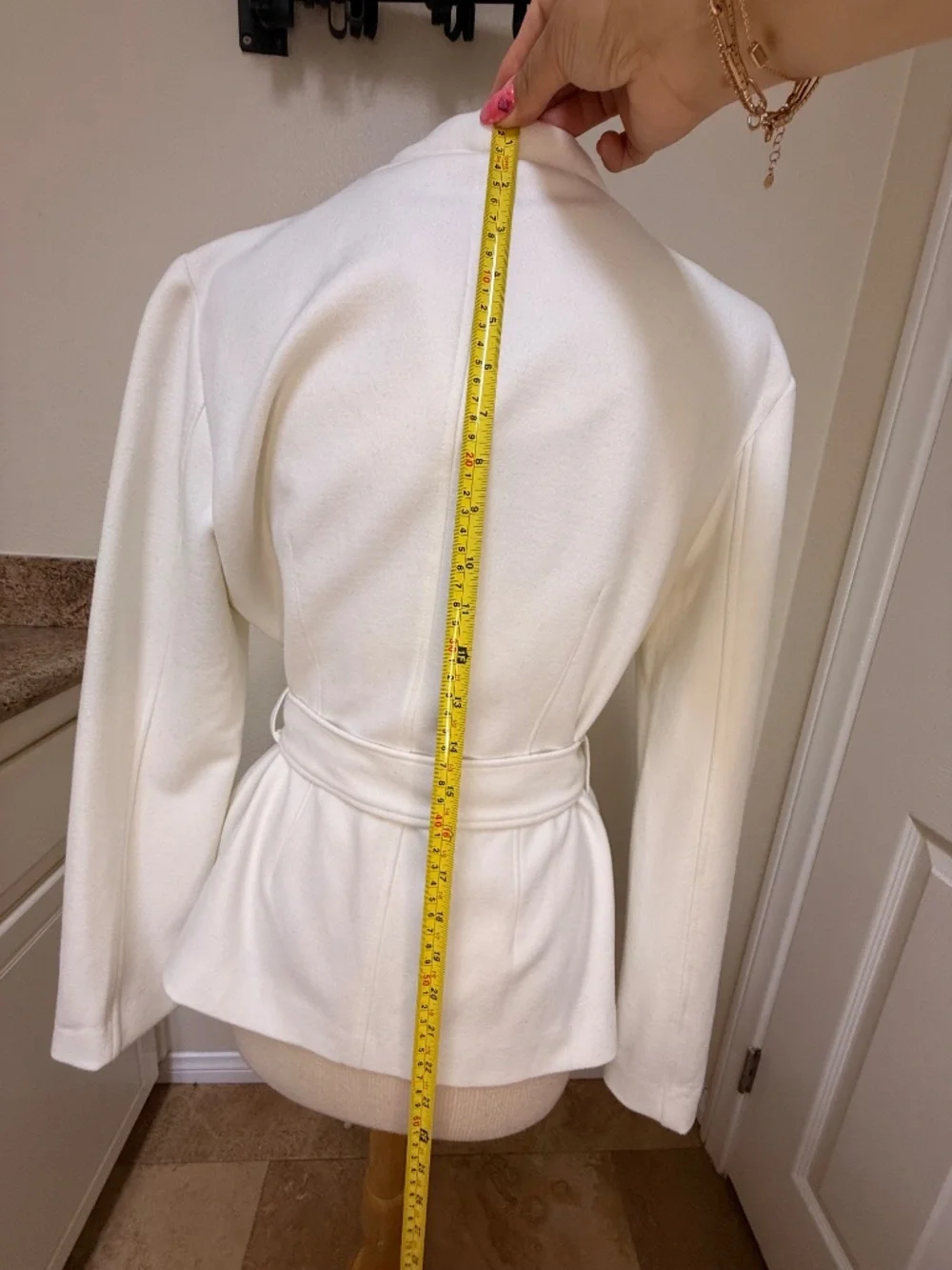 Elegant White Belted Coat Women Dbl Breasted Collars Cache Contour Collection Lg